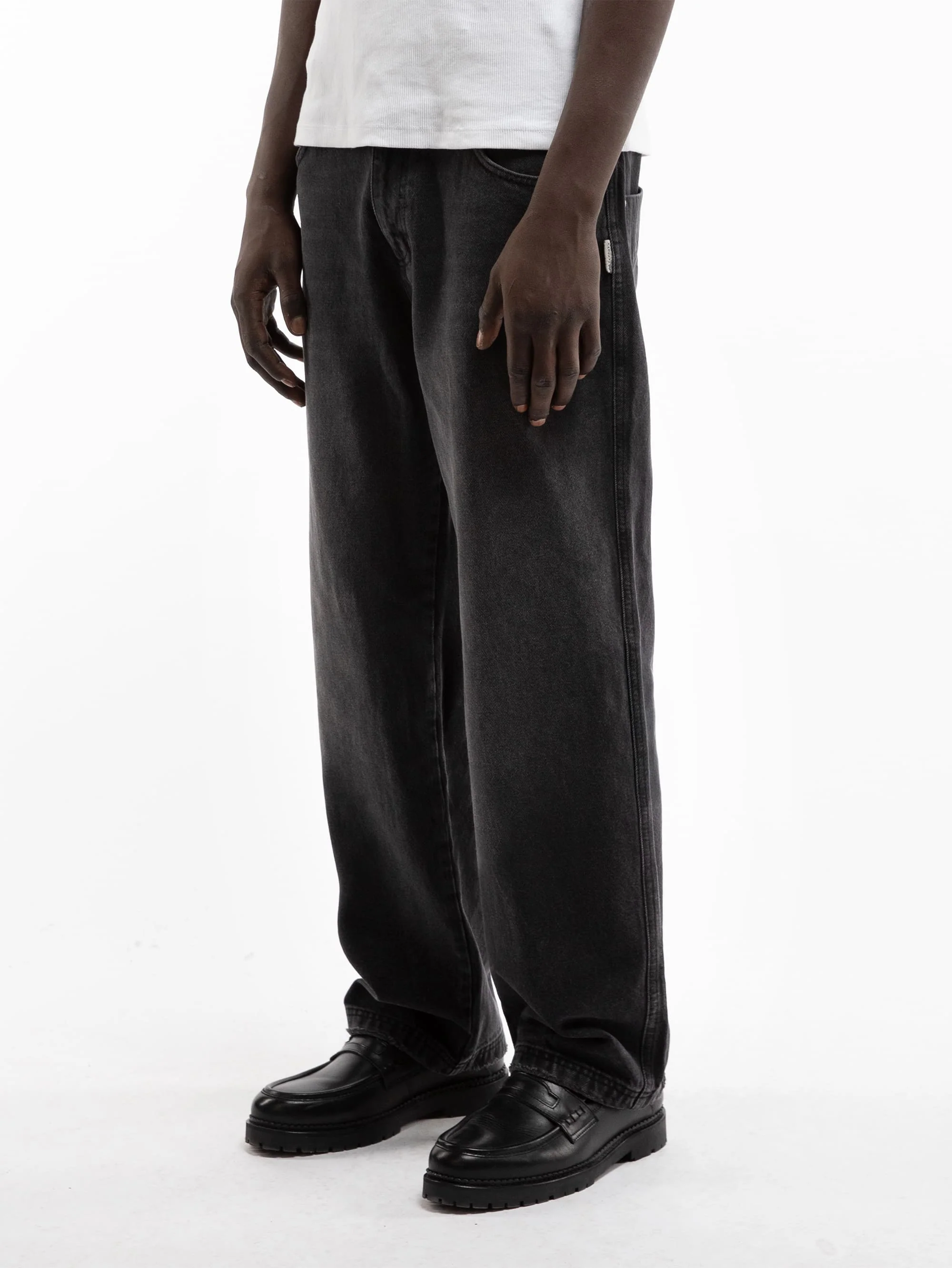 ESSENTIAL STRAIGHT FIT DENIM - WASHED BLACK - Image 3