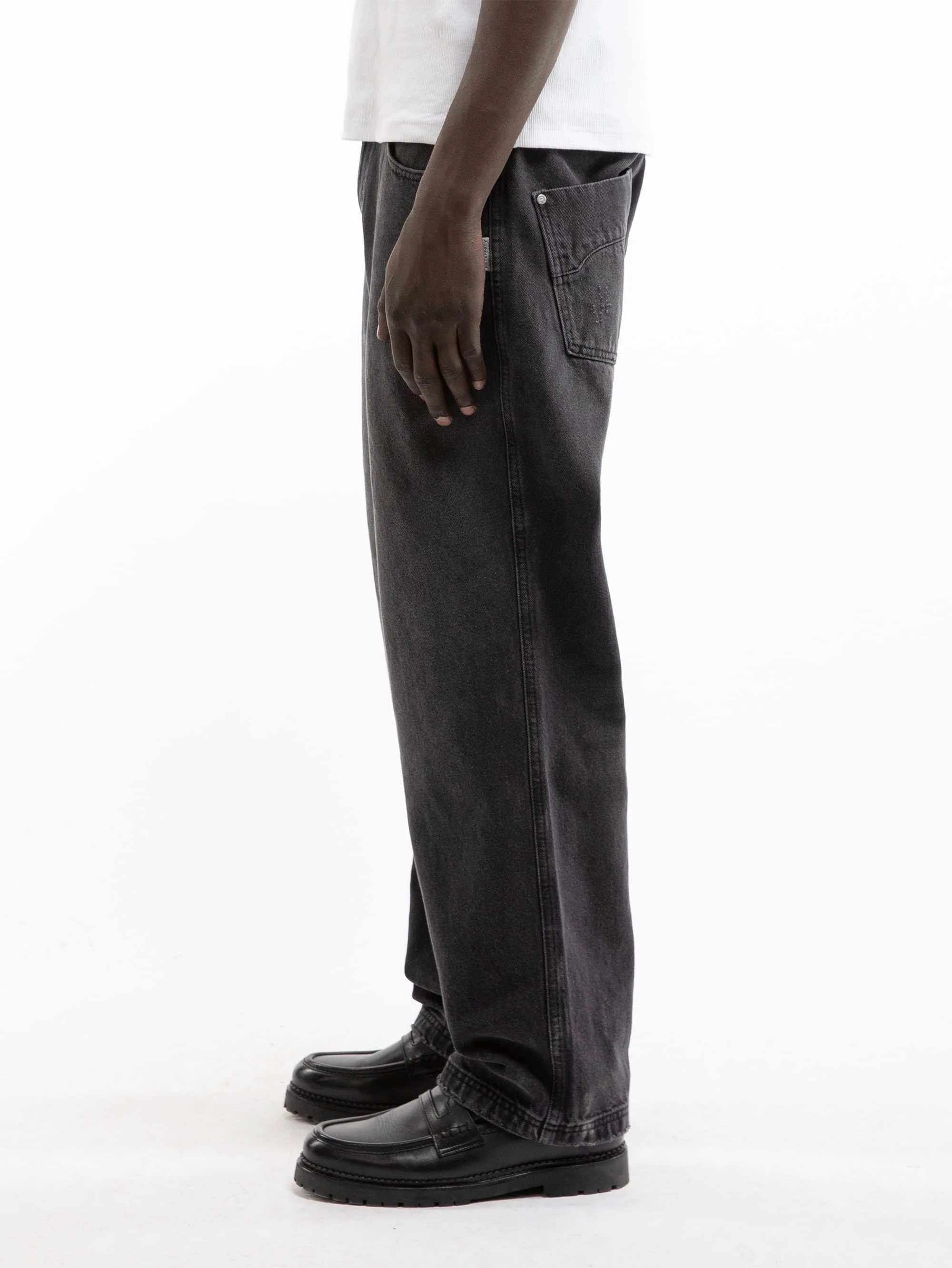 ESSENTIAL STRAIGHT FIT DENIM - WASHED BLACK - Image 4