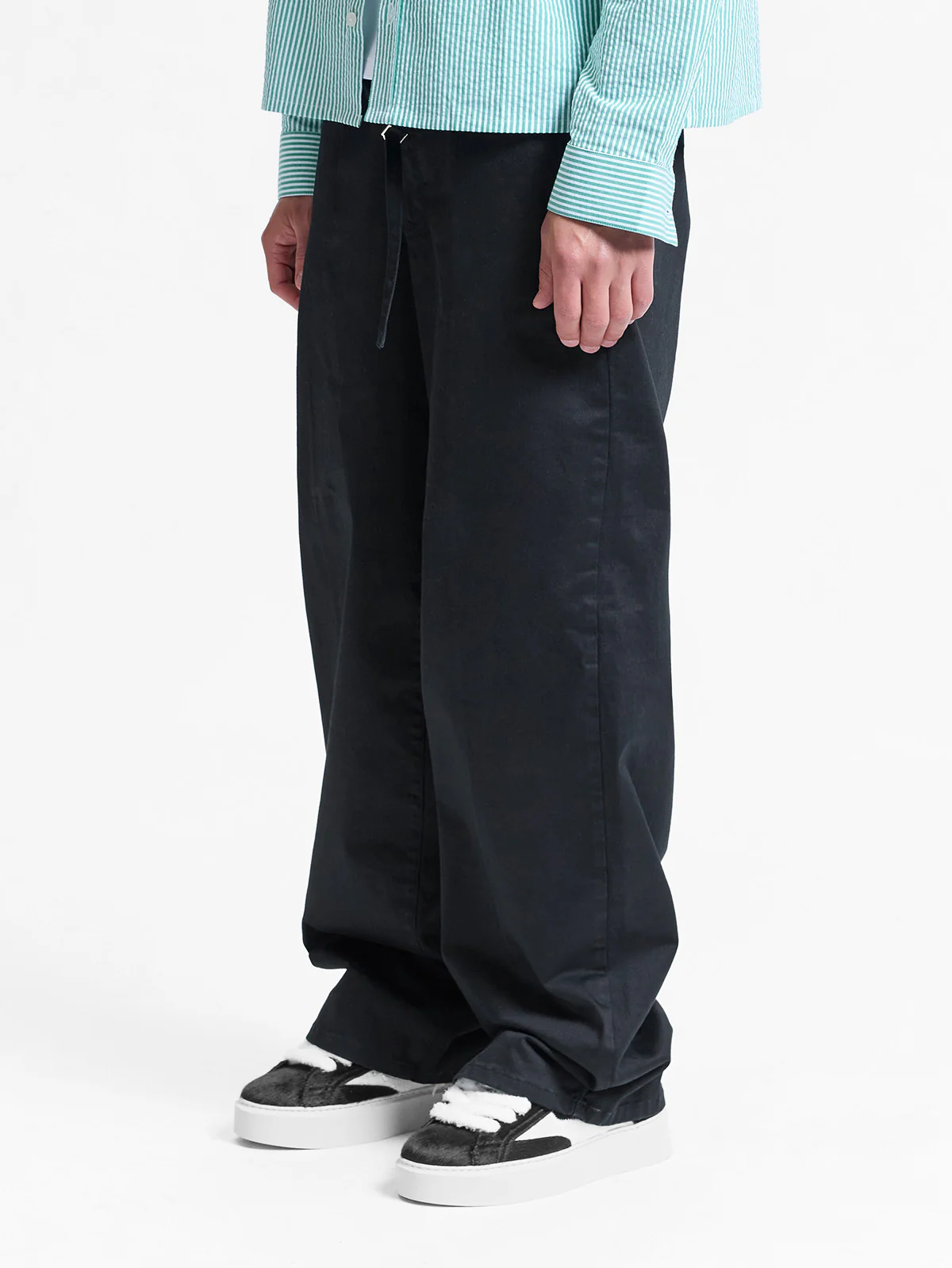 PLEATED CHINO - BLACK - Image 3
