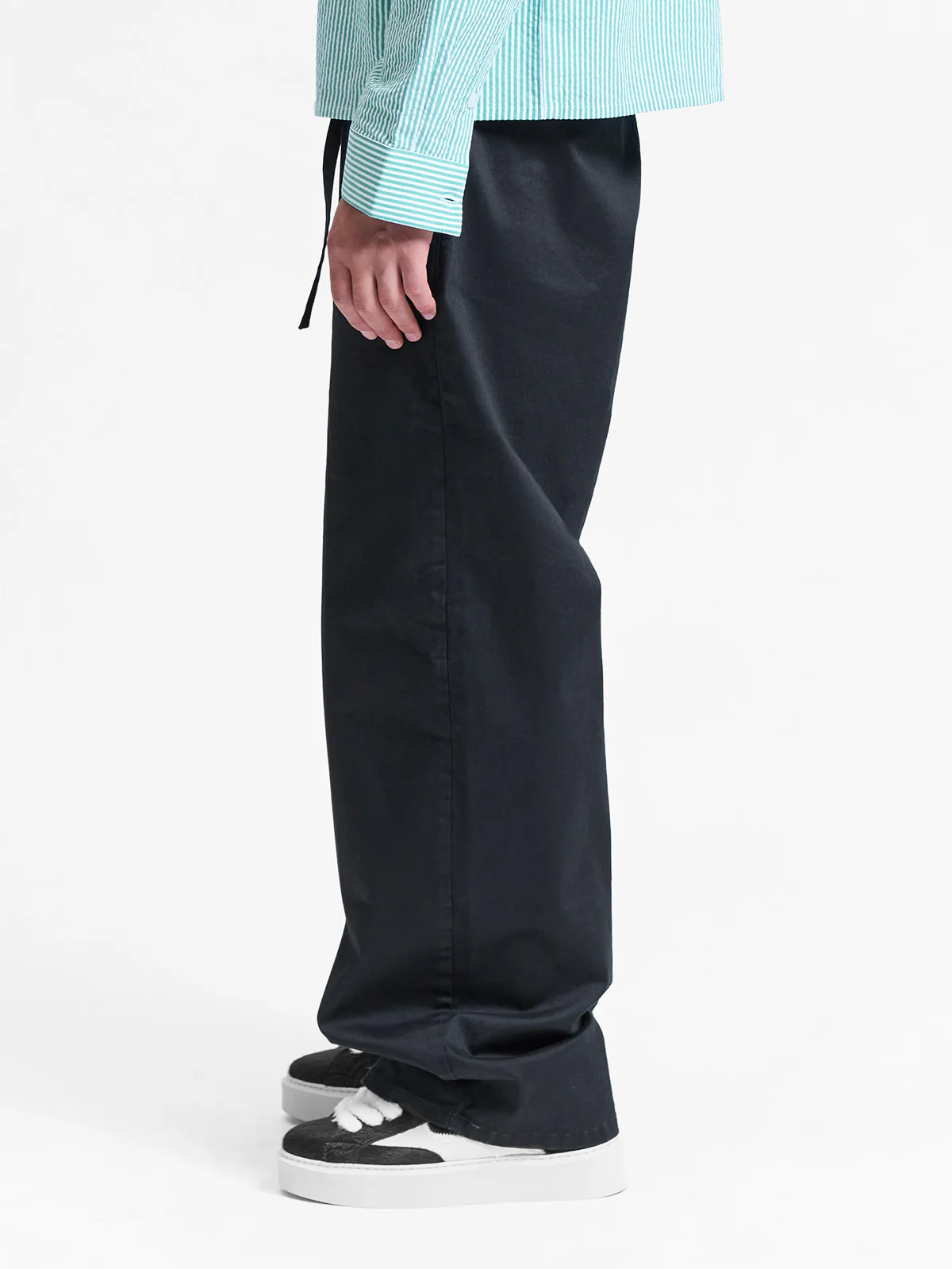 PLEATED CHINO - BLACK - Image 4